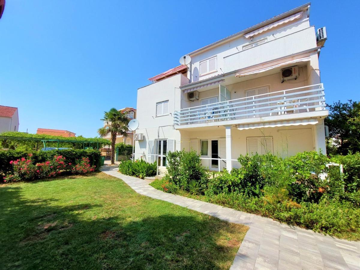 Apartments Neva & Neva Beach House Srima Exterior photo
